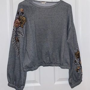 Elastic bottom grey and embroidered sweater!